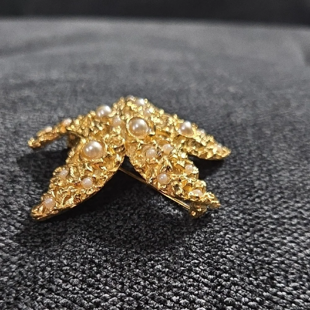 Rare Accessocraft NYC Signed Gold Tone Starfish, Faux Pearls Textured Brooch‎